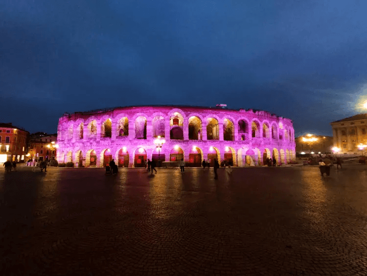 monumento_illuminato_nastro_rosa_2026.png